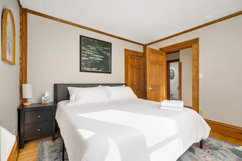 Bde Maka Stay - Classic 5 BR Heart of Uptown - Hennepin & Lyndale - Close to Lakes - image 5