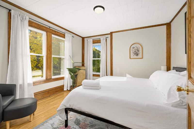 Bde Maka Stay - Classic 5 BR Heart of Uptown - Hennepin & Lyndale - Close to Lakes - image 18