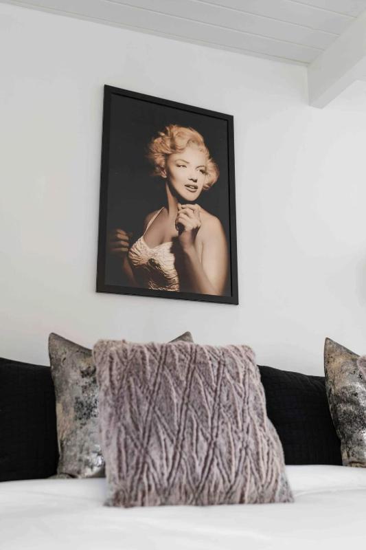 Marilyn Sunny Palms - image 33