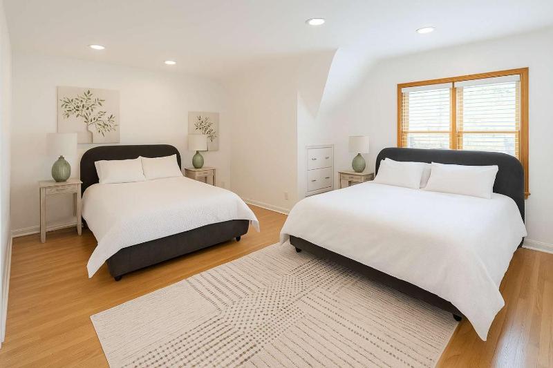 The Hillside - Historic Tudor retreat in SLC - image 2