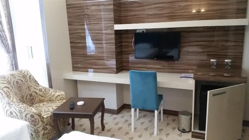 Economy Twin Room image 3