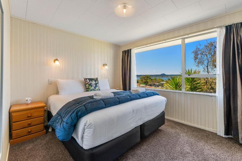 Stay at the Bay - Acacia Bay Taupo - image 12
