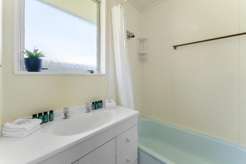 Stay at the Bay - Acacia Bay Taupo - image 16