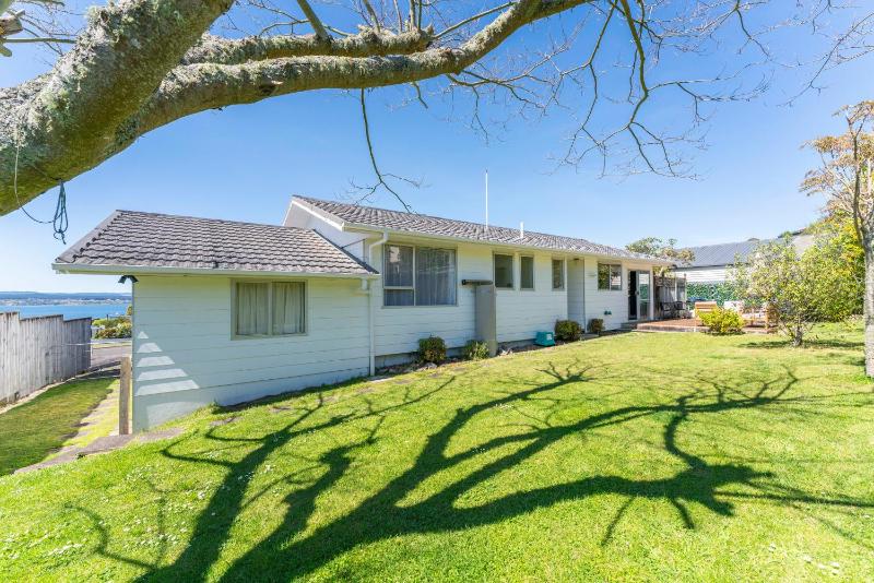 Stay at the Bay - Acacia Bay Taupo - image 11