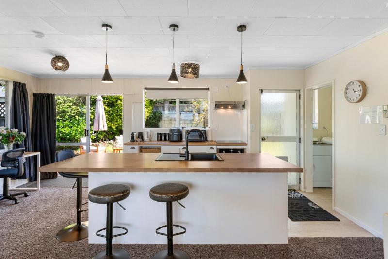 Stay at the Bay - Acacia Bay Taupo - image 8