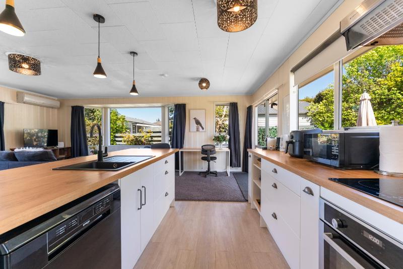 Stay at the Bay - Acacia Bay Taupo - image 25