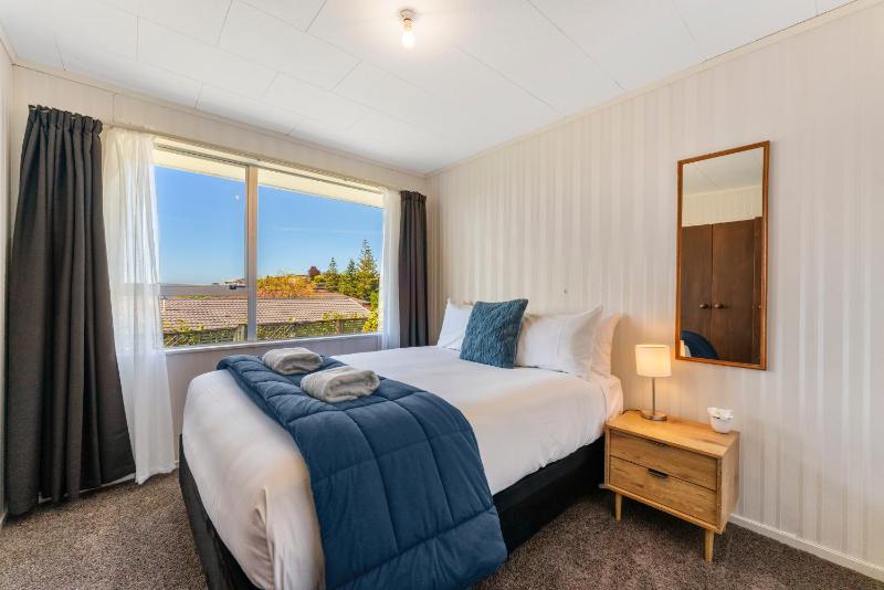Stay at the Bay - Acacia Bay Taupo - image 13