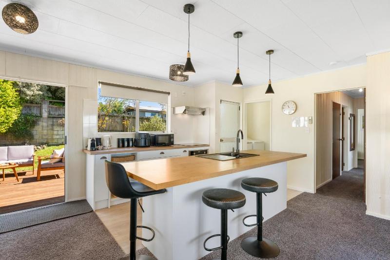 Stay at the Bay - Acacia Bay Taupo - image 10