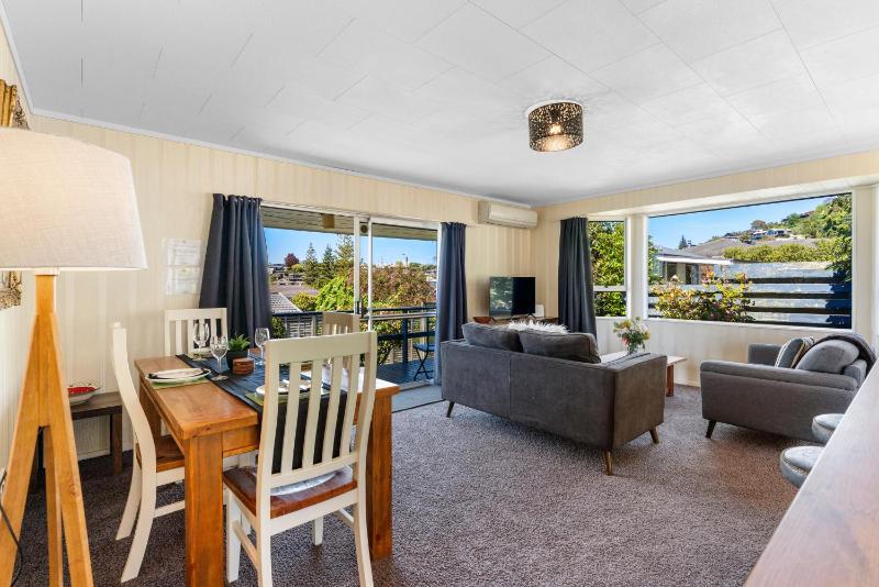 Stay at the Bay - Acacia Bay Taupo - image 7