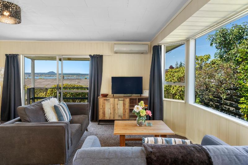 Stay at the Bay - Acacia Bay Taupo - image 24