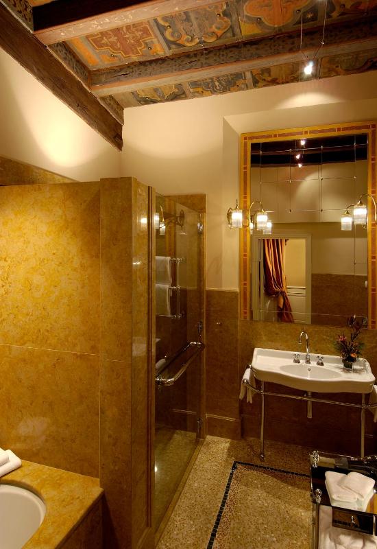 Deluxe Suite image 3