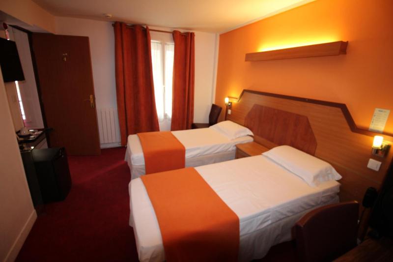 Twin Room with Shower image 2