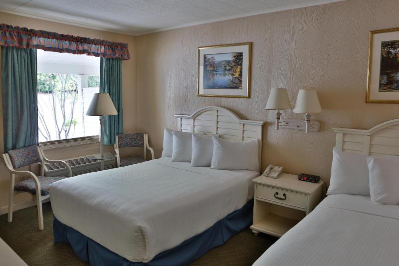 AquaVista Terrace Room – Private Patio image 3
