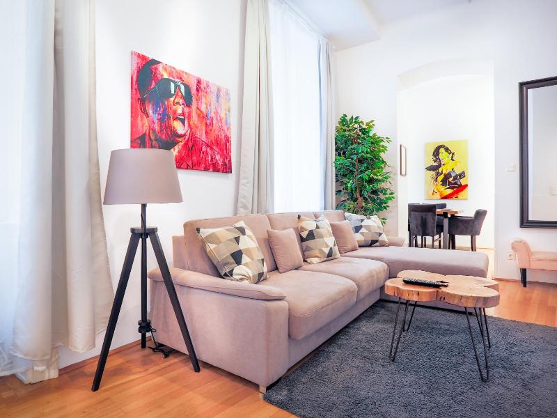 Super Central Two-Bedroom Apartment City Center - 1 min walk to St Stephens Cathedral - image 6