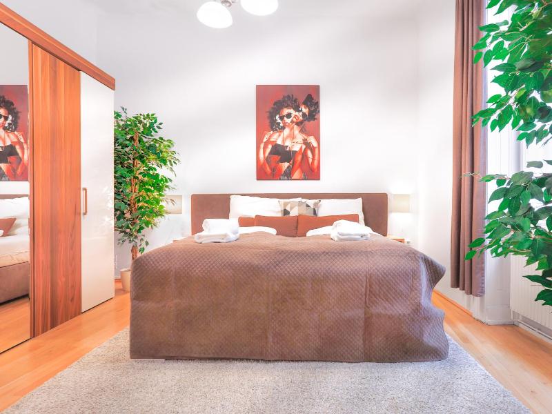 Super Central Two-Bedroom Apartment City Center - 1 min walk to St Stephens Cathedral - image 10