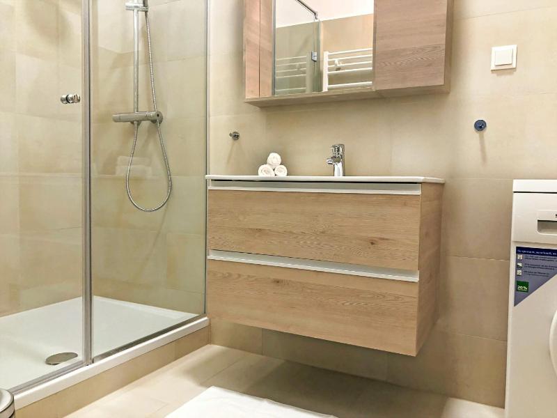 Super Central Two-Bedroom Apartment City Center - 1 min walk to St Stephens Cathedral - image 2
