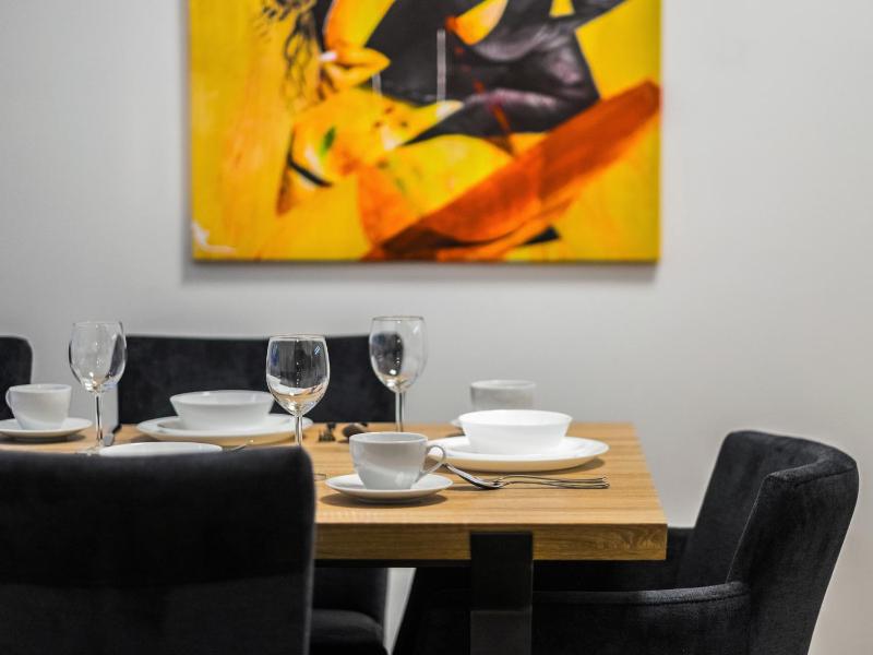 Super Central Two-Bedroom Apartment City Center - 1 min walk to St Stephens Cathedral - image 3