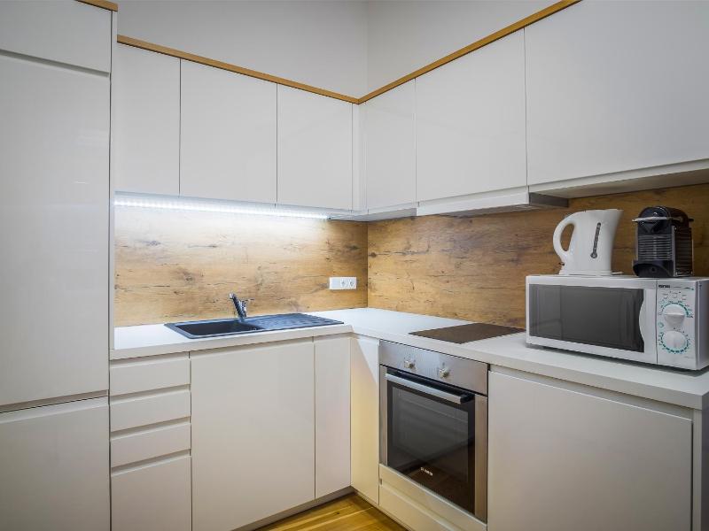 Super Central Two-Bedroom Apartment City Center - 1 min walk to St Stephens Cathedral - image 13
