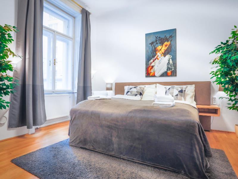 Super Central Two-Bedroom Apartment City Center - 1 min walk to St Stephens Cathedral - image 1