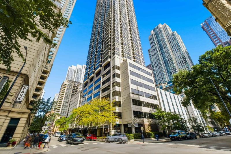 2bd River North Million Dollar Views! Parking Incl condo - image 9