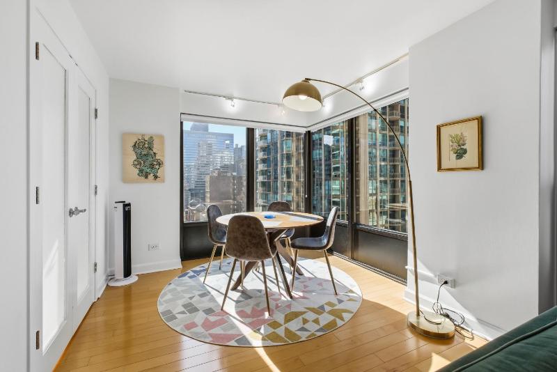2bd River North Million Dollar Views! Parking Incl condo - image 10