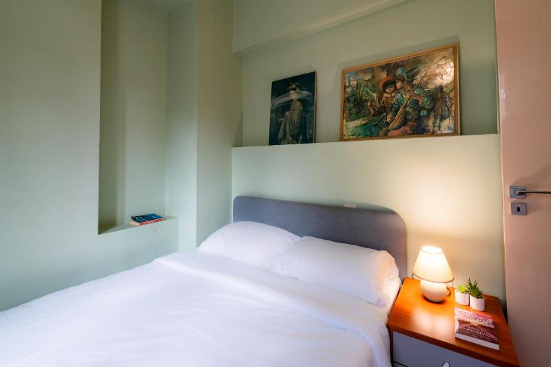 Elegant 2bdr Apartment with a Balcony - image 12