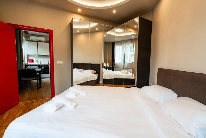 Elegant 2bdr Apartment with a Balcony - image 11