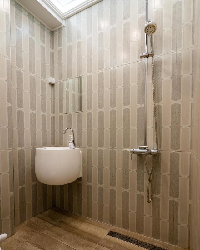 Elegant 2bdr Apartment with a Balcony - image 14