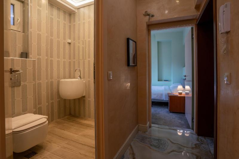 Elegant 2bdr Apartment with a Balcony - image 3