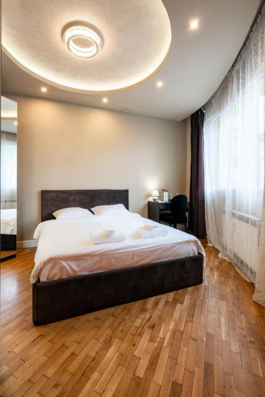 Elegant 2bdr Apartment with a Balcony - image 13
