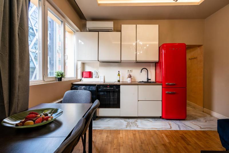 Elegant 2bdr Apartment with a Balcony - image 1