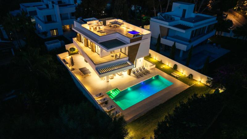 VACATION MARBELLA I Villa La Plage Luxury Villa Private Heated Pool Rooftop Hot Tub Entertainment Room Walking Distance to the Finest Beaches - image 27