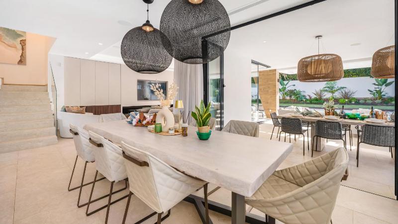 VACATION MARBELLA I Villa La Plage Luxury Villa Private Heated Pool Rooftop Hot Tub Entertainment Room Walking Distance to the Finest Beaches - image 23