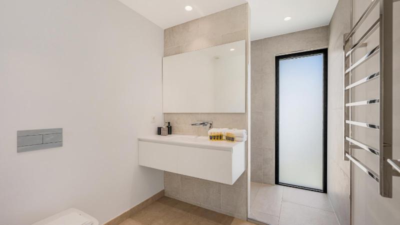 VACATION MARBELLA I Villa La Plage Luxury Villa Private Heated Pool Rooftop Hot Tub Entertainment Room Walking Distance to the Finest Beaches - image 19