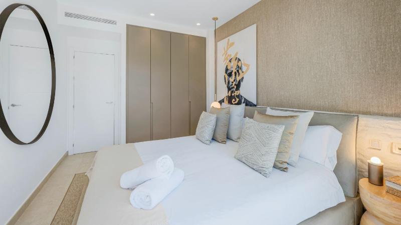 VACATION MARBELLA I Villa La Plage Luxury Villa Private Heated Pool Rooftop Hot Tub Entertainment Room Walking Distance to the Finest Beaches - image 9