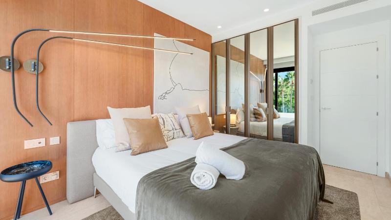 VACATION MARBELLA I Villa La Plage Luxury Villa Private Heated Pool Rooftop Hot Tub Entertainment Room Walking Distance to the Finest Beaches - image 5