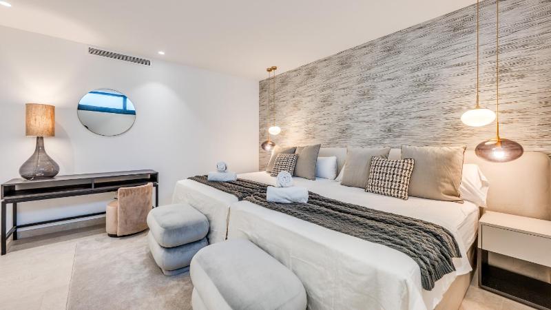 VACATION MARBELLA I Villa La Plage Luxury Villa Private Heated Pool Rooftop Hot Tub Entertainment Room Walking Distance to the Finest Beaches - image 24