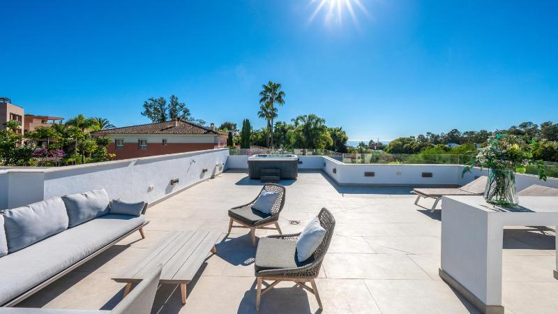 VACATION MARBELLA I Villa La Plage Luxury Villa Private Heated Pool Rooftop Hot Tub Entertainment Room Walking Distance to the Finest Beaches - image 44