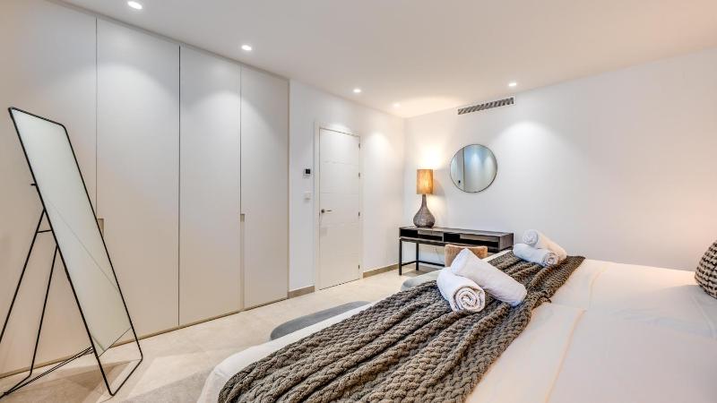 VACATION MARBELLA I Villa La Plage Luxury Villa Private Heated Pool Rooftop Hot Tub Entertainment Room Walking Distance to the Finest Beaches - image 21
