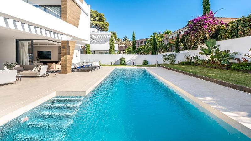 VACATION MARBELLA I Villa La Plage Luxury Villa Private Heated Pool Rooftop Hot Tub Entertainment Room Walking Distance to the Finest Beaches - image 20