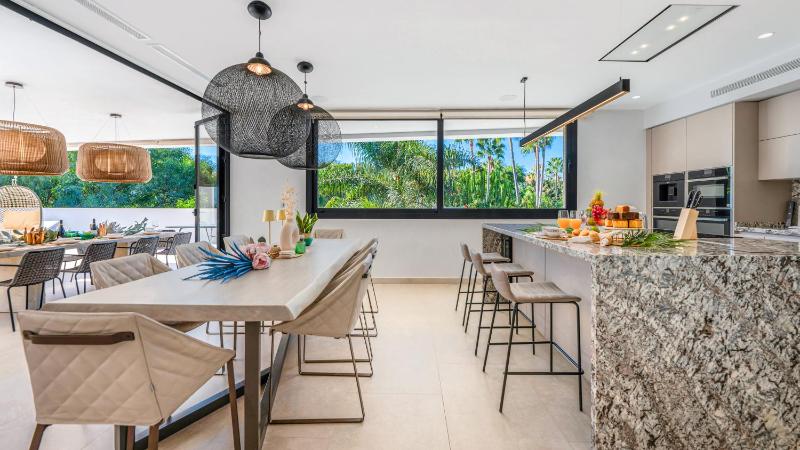 VACATION MARBELLA I Villa La Plage Luxury Villa Private Heated Pool Rooftop Hot Tub Entertainment Room Walking Distance to the Finest Beaches - image 45