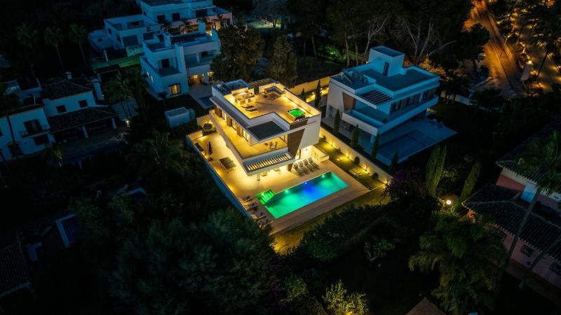 VACATION MARBELLA I Villa La Plage Luxury Villa Private Heated Pool Rooftop Hot Tub Entertainment Room Walking Distance to the Finest Beaches - image 12