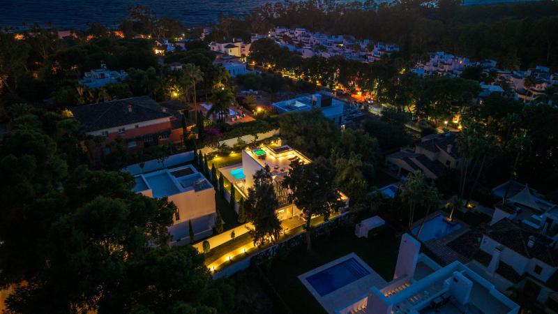 VACATION MARBELLA I Villa La Plage Luxury Villa Private Heated Pool Rooftop Hot Tub Entertainment Room Walking Distance to the Finest Beaches - image 10