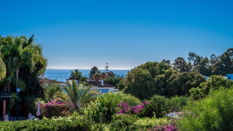 VACATION MARBELLA I Villa La Plage Luxury Villa Private Heated Pool Rooftop Hot Tub Entertainment Room Walking Distance to the Finest Beaches - image 26