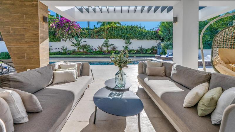 VACATION MARBELLA I Villa La Plage Luxury Villa Private Heated Pool Rooftop Hot Tub Entertainment Room Walking Distance to the Finest Beaches - image 6