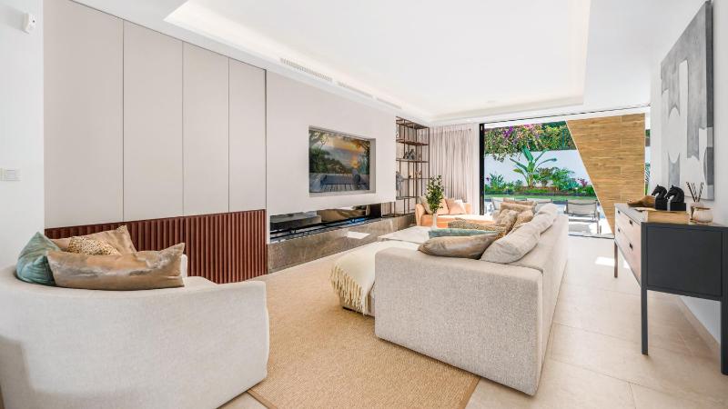 VACATION MARBELLA I Villa La Plage Luxury Villa Private Heated Pool Rooftop Hot Tub Entertainment Room Walking Distance to the Finest Beaches - image 2