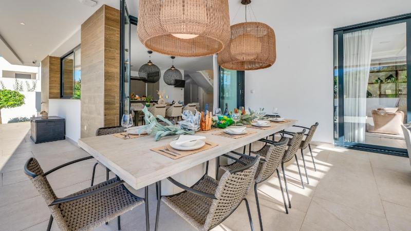 VACATION MARBELLA I Villa La Plage Luxury Villa Private Heated Pool Rooftop Hot Tub Entertainment Room Walking Distance to the Finest Beaches - image 17