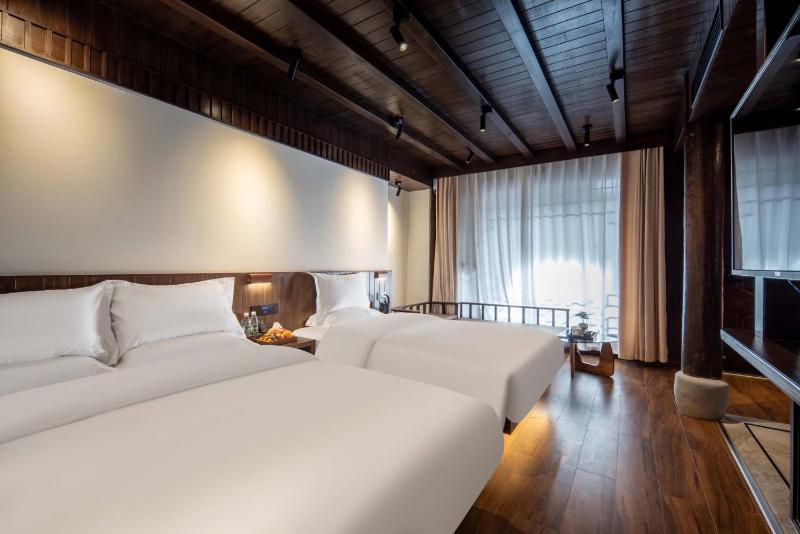Golden Dragon's Mountain Glow Inn Chinese Style Courtyard of Lijiang Ancient Town Close to main streets near by Dashiqiao Sifang StreetBig Water WheelsWe offer tickets purchasing servicesFree station pick-up for three nights ofProvide nutritious brea - image 22
