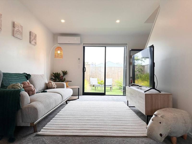Hagley Two Bedroom Townhouse with Free Parking - image 7