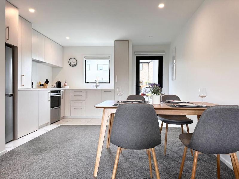 Hagley Two Bedroom Townhouse with Free Parking - image 10